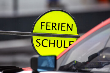 (Fotomontage) Sommerferien Symbolbild: Lollipop beim Motorsport mit geändertem Text FERIEN / SCHULE