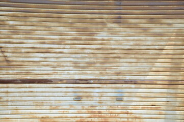 古いシャッター扉