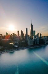 Obraz premium Chicago skyline at sunset over Lake Michigan.