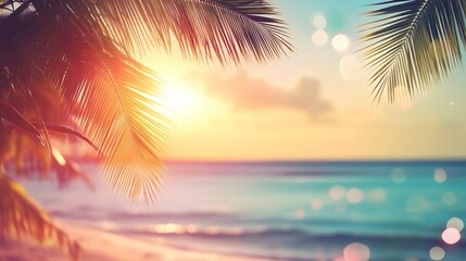 Sfondo estivo con spiaggia tropicale al tramonto. Ci sono palme ai lati che incorniciano la scena e il sole sta calando all'orizzonte