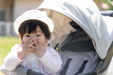 ベビーカーに乗ってお散歩している子供