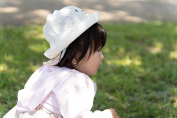 公園の芝生で遊ぶ子供