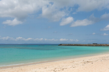 弓型の砂浜が続く波照間島のニシ浜ビーチ
