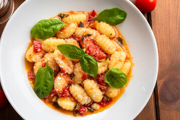 Gnocchi di patate con sugo, olio di oliva, parmigiano e basilico, cibo italiano 