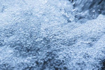 梅雨の季節　川の泡立つ水流03