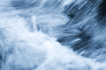 梅雨の季節　川の激しい水流アップ12
