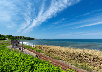 【青森県深浦町：JR五能線驫木（とどろき）駅】海辺にたたずむひなびた駅舎の風景
