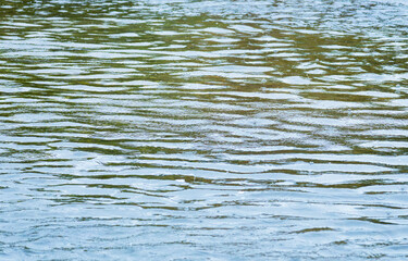 梅雨の季節　川の水面に雨が降る40