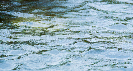 梅雨の季節　川の水面に雨が降る41