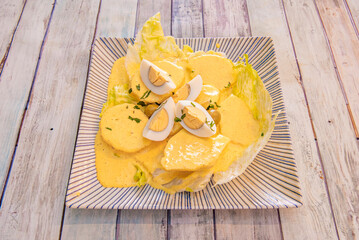 It consists of a yellow cream based on fresh cheese and yellow chili pepper, evaporated milk and oil are added to form the semi-liquid consistency it requires