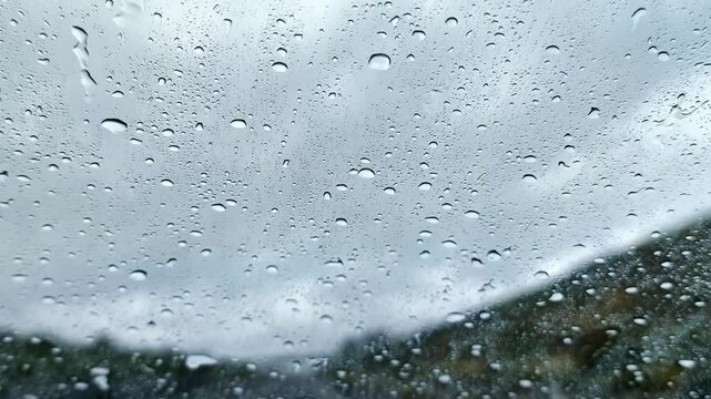 Lluvia sobre cristal de coche en movimiento tormentas en viajes