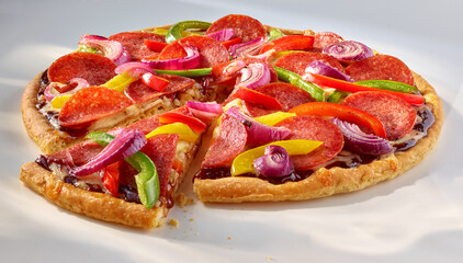 Pizza mit Salami und Paprika gelb gruen rot, isoliert, Italien, Pizzaslice,