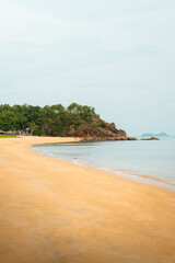 Atardecer mágico en una playa de Tailandia