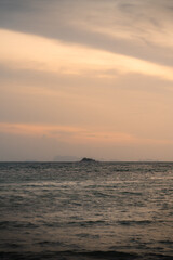 Atardecer m&aacute;gico en una playa de Tailandia