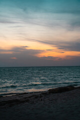 Atardecer mágico en una playa de Tailandia