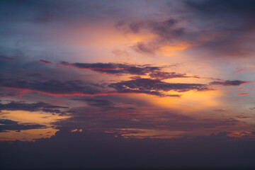 Atardecer mágico en una playa de Tailandia