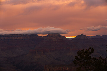 Naklejka premium Panoramic views of mountains and valleys touching the clouds at sunrise in Grand Canyon