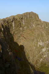 霧島山、韓国岳山頂と火口壁
