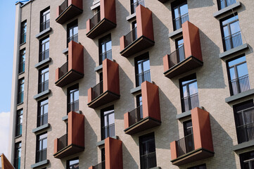 Fototapeta premium modern apartment building with geometric balconies creating visual pattern. urban residential architecture highlighted by striking design, emphasizing contemporary city living and style