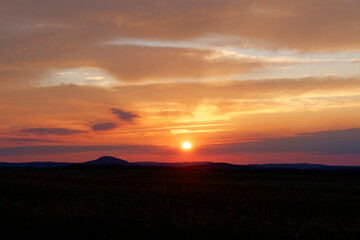 Obraz premium Abendstimmung im Osterzgebirge in Tschechien mit Blick Richtung Geising Berg