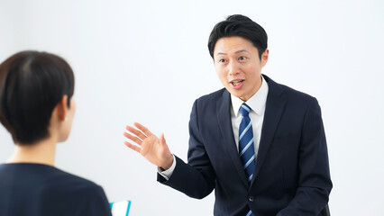 面談する男女ビジネスパーソンのグループ