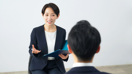 面談する女性ビジネスパーソン