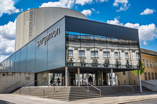 Auf der Museumsinsel in Berlin: Blick auf einen Neubautrakt des Pergamonmuseums; in den Scheiben spiegelt sich die Fassade des Bode-Museums
