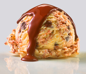 Iskugel Vanille Cookie mit fluessiger Schokoladensauce, Eiskugel, Sauce, Schokolade, 