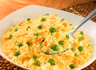 Chicken-Rice, Reisgericht mit Erbsen und Karotten mit Petersilie, 