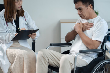 Obraz premium elderly man checksup sitting in a wheelchair with cardiologist. Doctor checkup and advice on treatment. Health checkup concept to prevent heart disease.