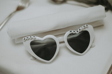 Des lunettes Just Married à porter pour un mariage