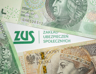 Logo ZUS na kopercie i polskie pieniądze pln
