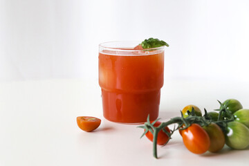 밝은 배경과 토마토주스 한잔. 방울토마토와 함께