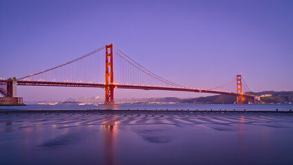 Fototapeta premium Golden Gate Bridge at Dusk with City Skyline and Tranquil Waters