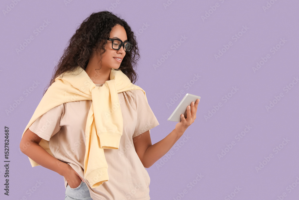 Aufkleber young african-american qa engineer with tablet computer on purple background