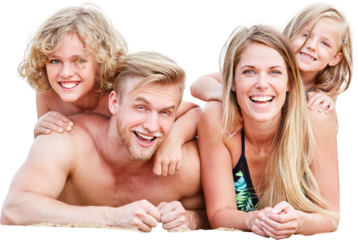 Eltern mit zwei Kindern entspannt am Strand