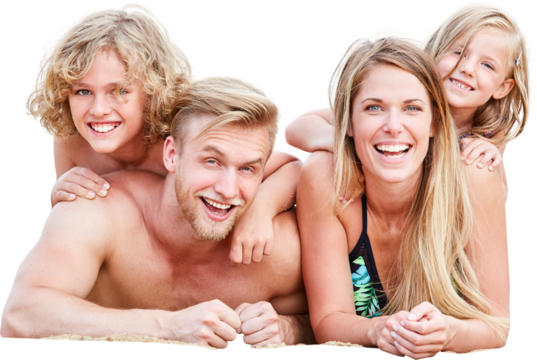 Eltern mit zwei Kindern entspannt am Strand