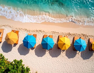 Widok z góry na leżaki i parasole na piaszczystej plaży