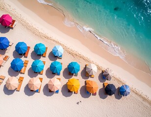 Widok z góry na leżaki i parasole na piaszczystej plaży