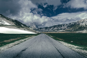 Strada tra le montagne