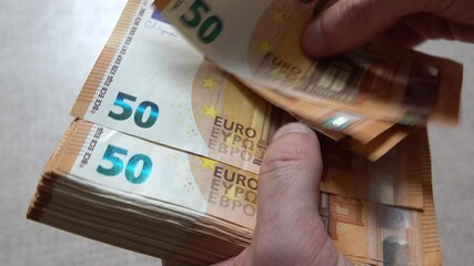 Grosse liasse et comptage de billets de 50 euros	