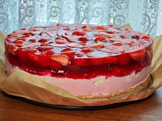 Domowe ciasto bez pieczenia, truskawkowe, na papierze do pieczenia