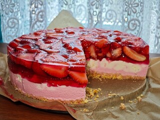 Truskawkowe ciasto bez pieczenia, pianka z galaretką