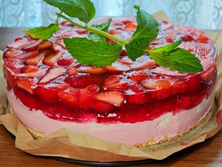 Owocowe ciasto bez pieczenia, truskawkowa galaretka z owocami na piance z mascarpone i galaretki malinowej