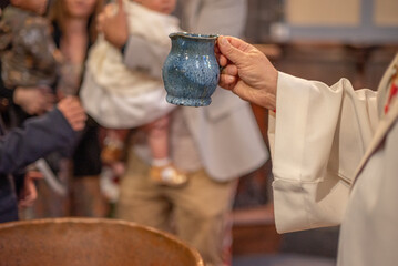 Le prêtre pendant une cérémonie de baptême dans une église en France