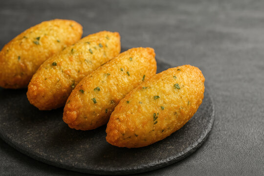 Pasteis de bacalhau, uma das iguarias mais t&iacute;picas da gastronomia portuguesa. Bolinho de bacalhau 