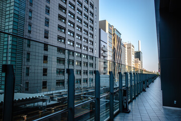 渋谷の近代的な高層ビル群と遊歩道