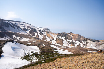 Fototapeta premium 吾妻小富士から見る雪の残る磐梯吾妻スカイライン 福島県福島市