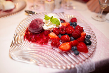 Leckere Beeren mit Eis