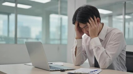 体調不良、頭痛と倦怠感、男性、ストレスと体調 - Powered by Adobe